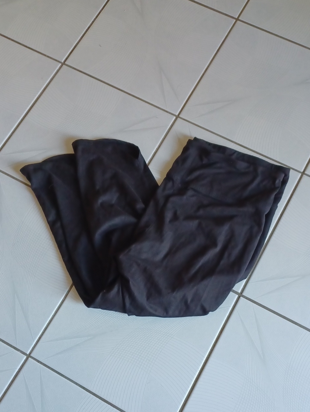 4/$30 Black Yoga-Style Cropped Leggings - Size XL